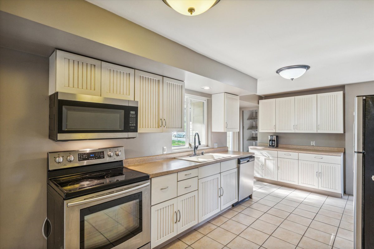 timburkey's tweet image. JUST LISTED | 69002 Brady Road, Edwardsburg
Offered at $224,900 | 3 Beds | 1 Bath | 1,713 ft²

Come home to this nicely updated ranch home in Edwardsburg. Your next home features a fireplace, an updated kitchen, and three beds all on the main level. Near Eagle Lake public access…