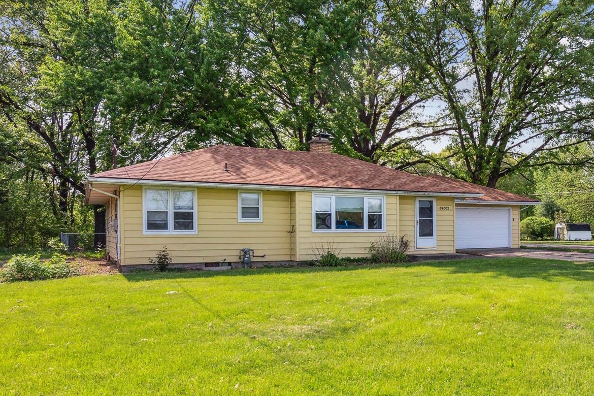 timburkey's tweet image. JUST LISTED | 69002 Brady Road, Edwardsburg
Offered at $224,900 | 3 Beds | 1 Bath | 1,713 ft²

Come home to this nicely updated ranch home in Edwardsburg. Your next home features a fireplace, an updated kitchen, and three beds all on the main level. Near Eagle Lake public access…