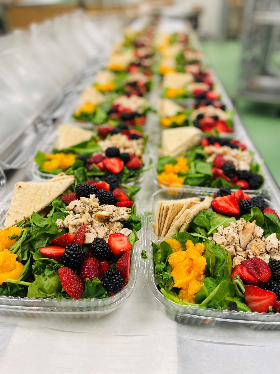🤩Beautiful salads using locally grown kale and berries! 🥬🍓🍇 #nokidhungry #farmtoschool 📸: @JeffersonIBMYP Cafeteria