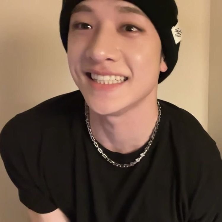 retweet with a picture of Chan that you love so we can fill the tl with his smile and some good vibes 💕