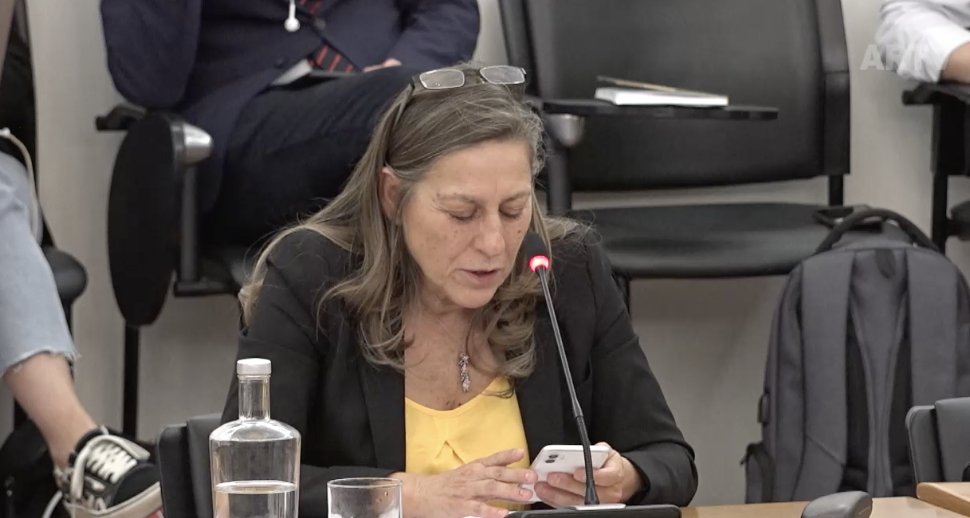 jcsqueiroz's tweet photo. A chefe de gabinete Eugenia Correia e as outras mulheres que se fecharam na casa de banho com medo do Frederico Pinheiro, são as mesmas que o confrontam e tentam retirar-lhe a mochila à força.  

É isto não é????? https://t.co/50Y779mJnu