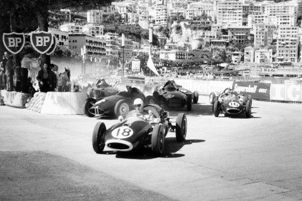botequimgp's tweet photo. Há 65 anos Maurice Trintgant (Cooper) venceu o GP MÔNACO 1958. Luigi Muso (Ferrari) foi o 2º e Petter Collins (Ferrari) o 3º.
#Fórmula1 #GPdeMônaco #Mônaco1958 #F1History #CorridaClássica #LegendsOfF1 #Automobilismo #PilotosFamosos #StirlingMoss #Fangio #CarrosAntigos https://t.co/PLEEGcQmP9