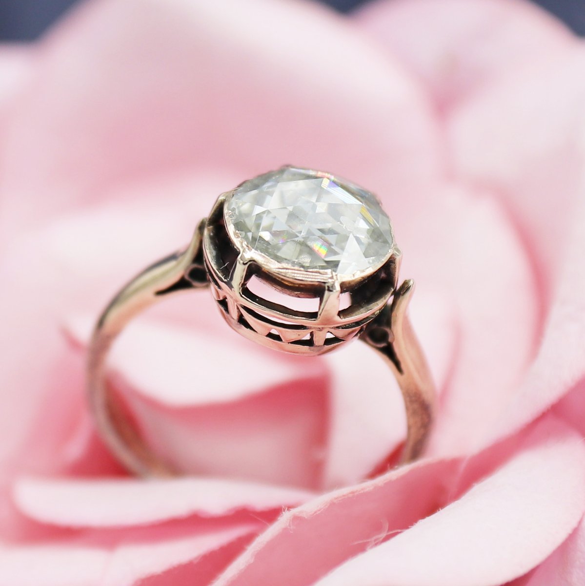 SamuelsonsRocks's tweet image. Love blooms with this rose-cut diamond ring 🌹

#rosecutdiamonds #rosecut #diamondring #engaged #engagementring #diamonds