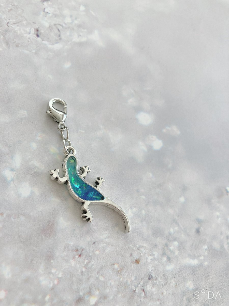 【トカゲのマスクチャーム🦎】

青と緑がいい感じに混ざりました
(*´艸`)💕

 #レジン  #レジン好きさんと繋がりたい 
 #ハンドメイド #ハンドメイド作家さんと繋がりたい