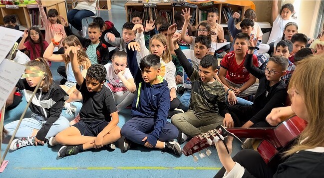 CorMarFig's tweet photo. Avui l’alumnat de 4art ha anat  a l’escola Josep Pallach a assajar les cançons de la Trobada de cançó “Emociona’t” del dia 6 de juny. https://t.co/UxvvaoR1k8 https://t.co/hc8RjCQ3NI