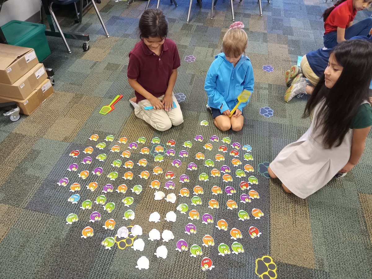 ColbysLeopards's tweet photo. Reviewing our phonics and reading skills to best prepare for 2nd grade! @LaVillitaElem #cfbproud #phonics #Reading #2ndgrade #1stgrade https://t.co/mC5geLLEua
