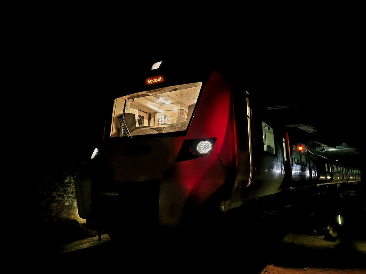 700029 lurking in the darkness in the (not so) secret Sidings, in the middle of London, ready to take all the Witches & Wizards to #Hogsmeade 😉. 

#class700 #desirocity #HarryPotter
#Magic #hogwarts #Thameslink 

@TLRailUK @harrypotter

[Taken from a Postion of Safety]