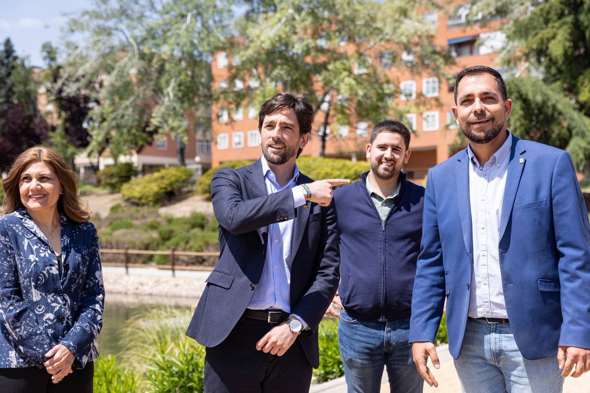 AdrianVL1982's tweet photo. Seguimos en Valdemoro con @SergioParra85 

Sergio es el ejemplo de hacer política en @CiudadanosCs: buena gestión y recuperación de las cuentas, tras años de corrupción del PP y un ayuntamiento en quiebra por el PSOE.

El cambio empezó hace cuatro años y no podemos mirar atrás. https://t.co/IthZ6U0MLC
