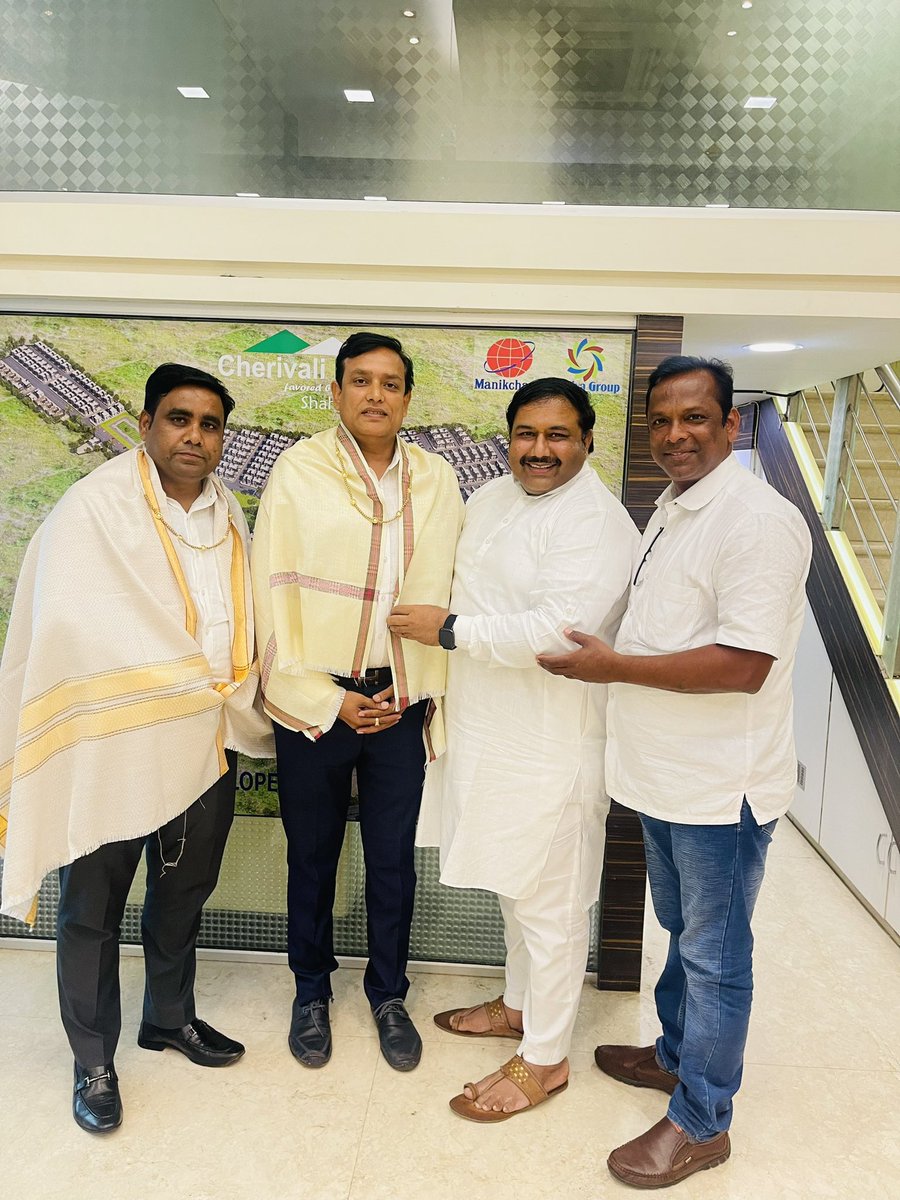 Sunil_JainK's tweet photo. अखिल भारतीय मारवाड़ी युवा मंच राष्ट्रिय उपाध्यक्ष श्री रामकिशोर जी वर्मा, महाराष्ट्र प्रांतीय अध्यक्ष श्री कैलास जी राठी इन्होंने मेरे मुंबई कार्यालय में सदिच्छा भेट दीइस समय अतिथियोंको सन्मानित किया। प्रांत गतिविधियों पर विस्तृत चर्चा हुई
#AIMYM #MYMmaharashtra #MUmbai #Meeting https://t.co/RLwToCzeY0