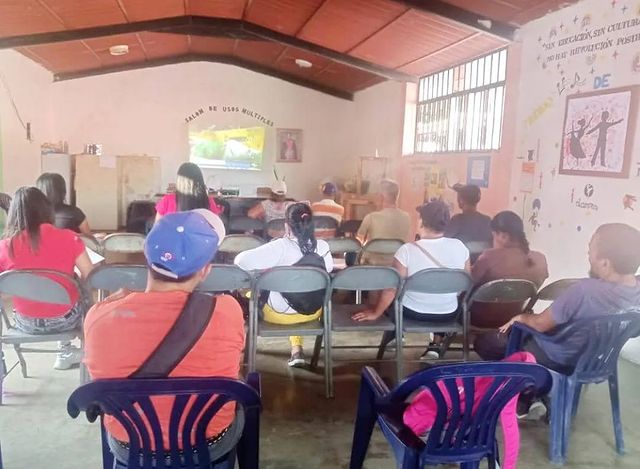 ValenciaConcejo's tweet photo. Recientemente, se llevo a cabo la proyección del documental y conversatorio "Alex Saab diplomático secuestrado".
La actividad se desarrollo en el módulo Canaima ubicado en la Parroquia Miguel Peña de Valencia.
#Documental #ParroquiaMiguelPeña #CMBV https://t.co/ji6M9cxNYw