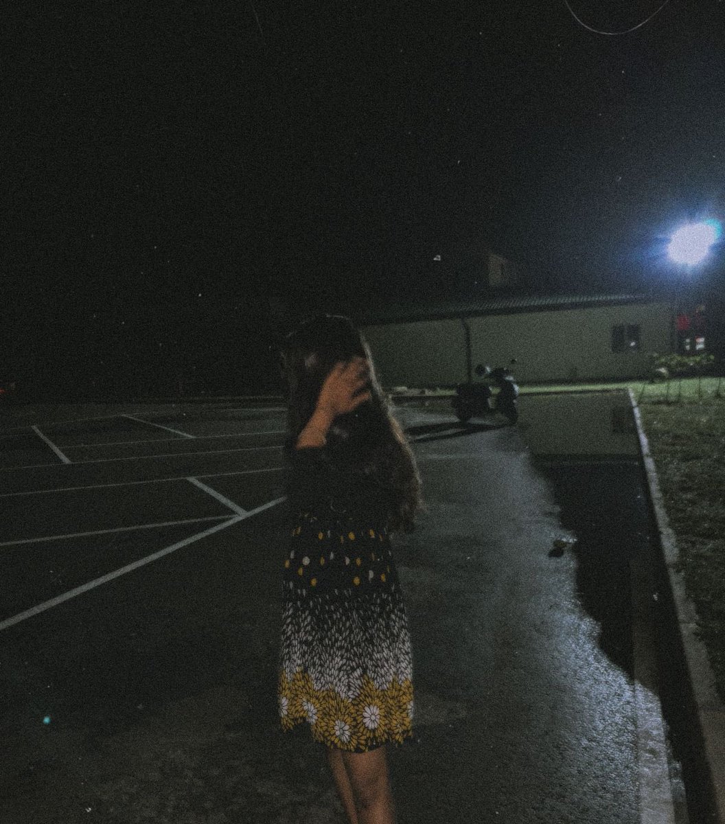 අපි පෙම්වතුන් නොවෙමු,
එකිනෙකා අත් පටලන
ඇස් පුංචි කර බොළඳ වදන් තෙපලන
ලං ලංව ආදරේ යැයි පවසන

දුරකථන සංවාද 
කාලය නොතකා ගෙවීයන 
කෑවද? කොහොමද ? හොදින්ද 
දවස ගානේ හුවමාරු වන

නමුදු හිතවත 
මේ අහන්න
එහෙම ඉන්නම ඕනද
උඹට ආදරේ හිතන්න..! 
♥️✨