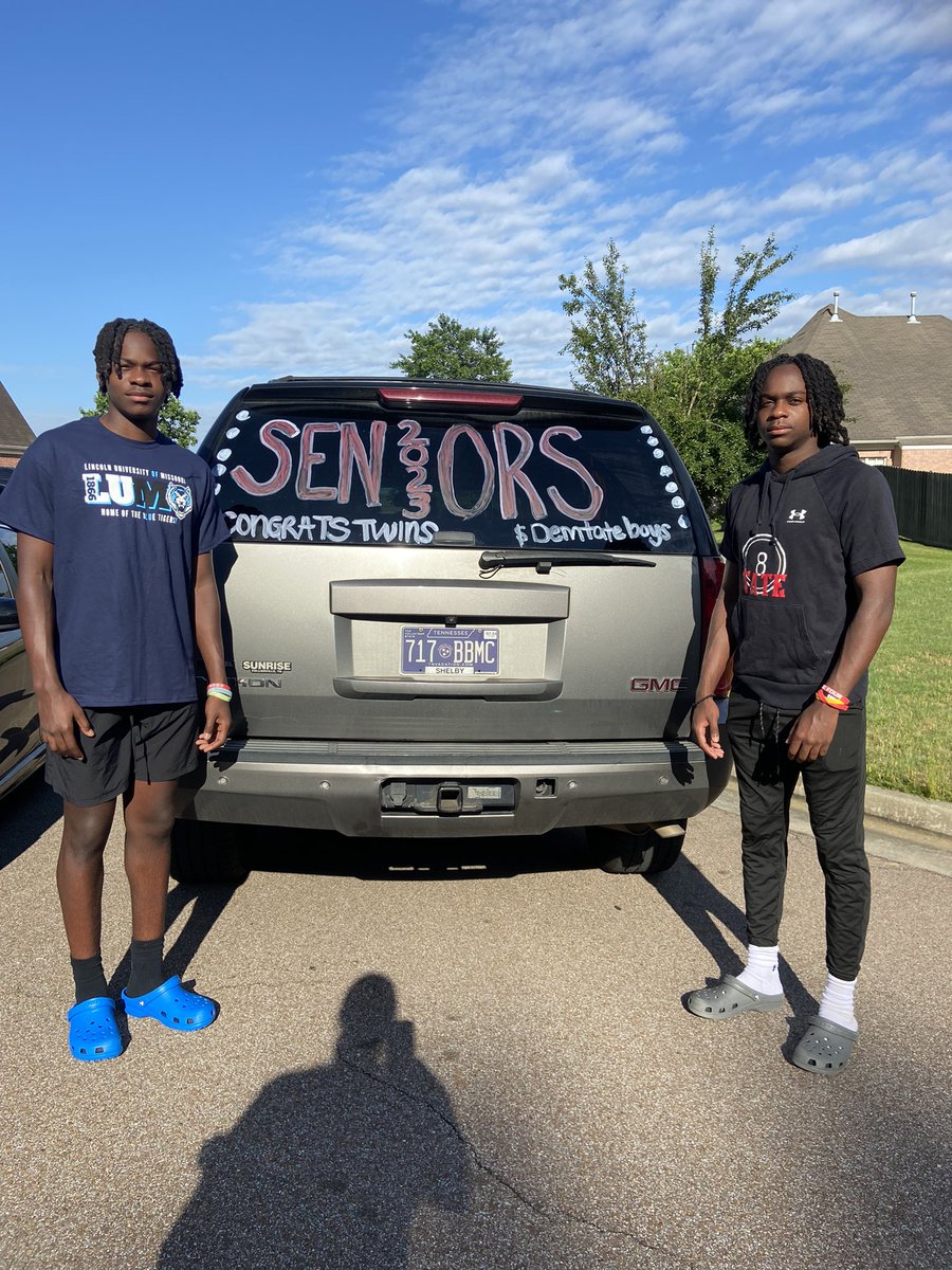 DemTateBoysMom's tweet image. 1 more day til my favorites graduate #demtateboys #proudmomma #3for3 
#LU #UNA #RD4L #GtownOneTown @Izzy_Tate @demtateboys