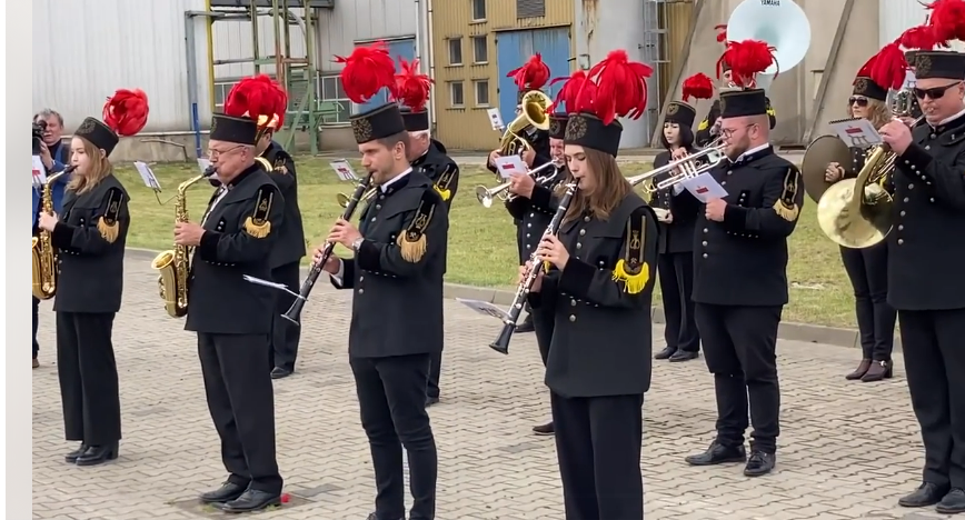 🇪🇺Hymn unijny "Oda do radości" został brawurowo odegrany w @miastokonin przez Orkiestrę Dętą KWB Konin dla delegacji komisarza @TimmermansEU.

🎺Orkiestra konińska ma długie tradycje: działa od 1954 roku! Zachęcamy do odsłuchu🎵: facebook.com/komisjaeuropej…

@RegioPoland <a href="/ZEPAKSA/">ZE PAK Spółka Akcyjna</a>