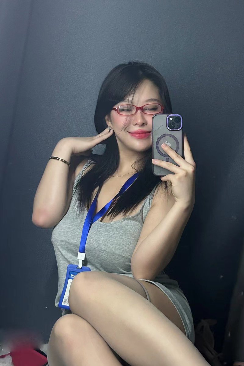 w021088's tweet photo. 今天是秘书👩‍💼 https://t.co/Hf4rHHkX5Z