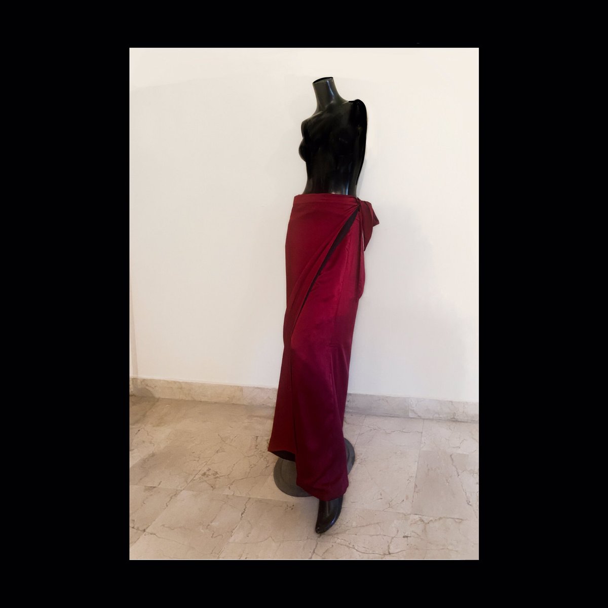 NadyaMistry's tweet image. That’s a wrap!

Nadya Mistry offers you effortless elegance in this  burgundy, satin silk flounce-sleeved long shirt paired with a reversible noir-lined wrap skirt, perfect for an intimate and relaxed soirée.
#fashionblogger #styleblogger #stylediary #fashiondesigner #malaysia