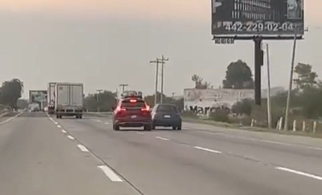 inqro1's tweet photo. '#roja Surge vídeo en el que se observa la unidad que proyecta auto en que perdió la vida una joven ayer en Pedro Escobedo; no fue un tráiler' https://t.co/XGBjHe8Gnz https://t.co/jAcCsWw1IY