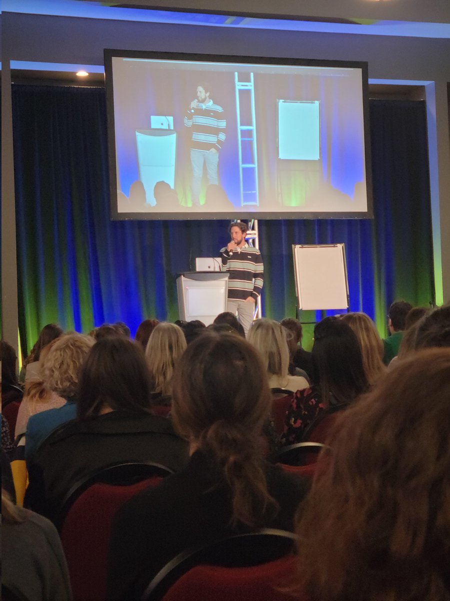 La magie de David Goudreault pour l'ouverture du congrès De mots et de craie. Plus de 800 participants aujourd'hui! <a href="/DavidGoudro/">David Goudreault</a>