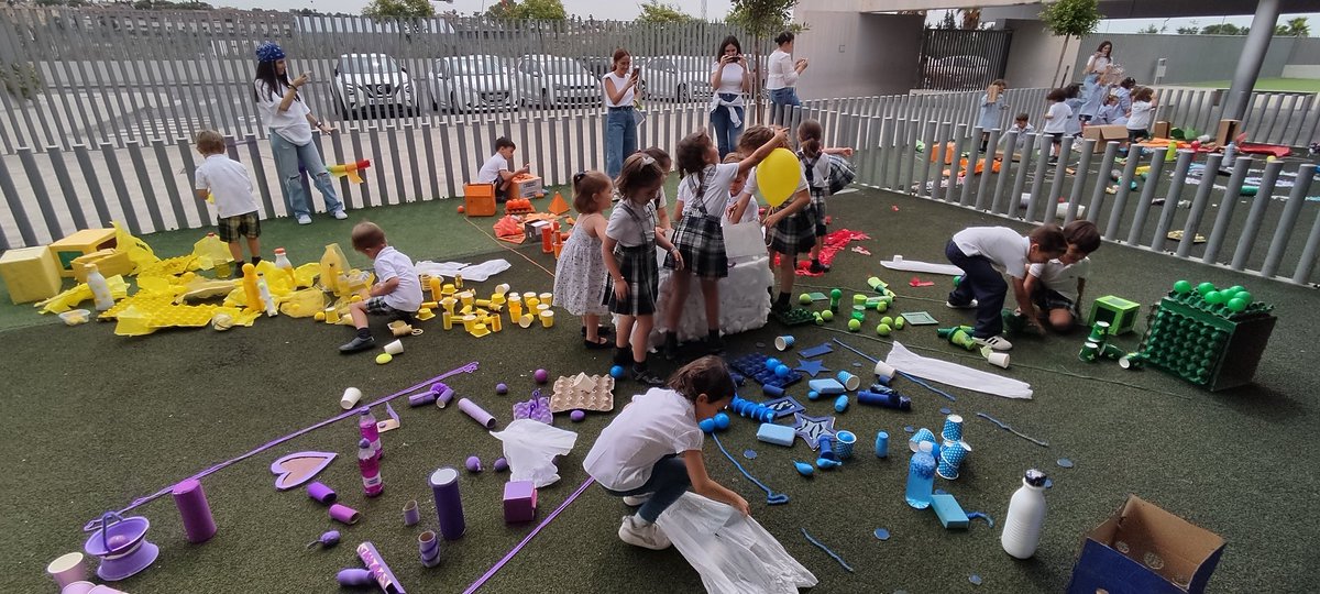 _mjlobato's tweet photo. Momentos inolvidables en el
@Colegios_CEU #Sevilla. 
Los alumnos del #GradodeInfantil hicieron #Prácticas de #EntornosInfantiles y #Arquitecturasdejuego con #materialesreciclados. 
@CEUAndalucia
@BeatrizHoster
@alsovilchez
@Lopez11Santi
#JavierAbad
#vocacióndocente
#maestros https://t.co/cMle0e7FMq
