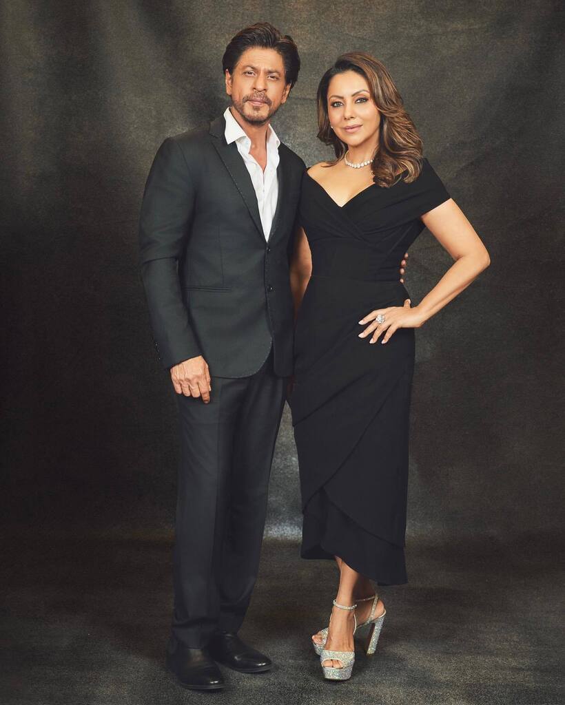 SRKAustria's tweet photo. Shah Rukh und Gauri Khan … was für ein tolles Paar 🥰
#ShahRukhKhan and #GauriKhan … what a beautiful couple 😍
@iamsrk @gaurikhan
#ShahRukhKhan𓀠 #SRK #GauriKhan #MyLifeInDesign https://t.co/SjaNeLocQb https://t.co/esTImft6Bu