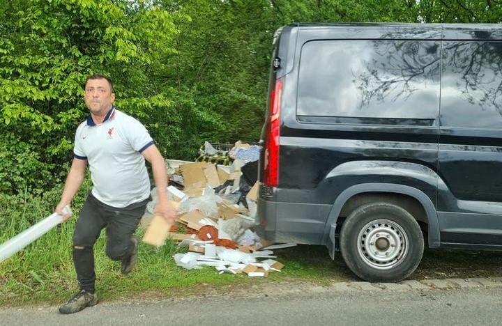 This fly-tipper didn't take kindly to being photographed. Some must know who he is. More details and photos here: facebook.com/ClearWasteApp/… #PottersBar #flytip #flytipper