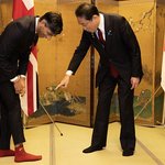 Ｇ７広島サミット開幕!　岸田首相に、張り切って真っ赤なカープ靴下を見せる英国のスナク首相が、可愛らしすぎる件。