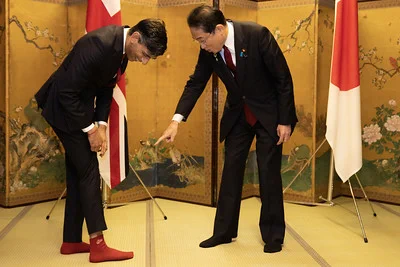 Ｇ７広島サミット開幕！　岸田首相に、張り切って真っ赤なカープ靴下を見せる英国のスナク首相が、可愛らしすぎる件。