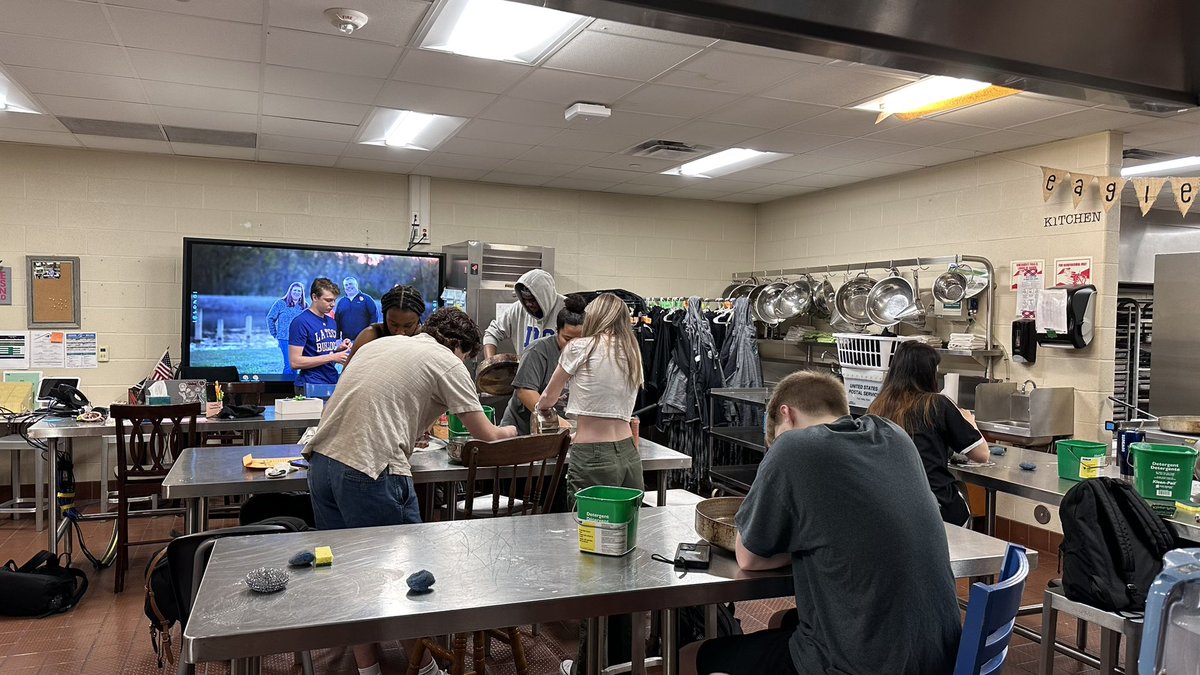 PHSCulinary's tweet photo. Adopt a Pot is in full swing. #phsconnectandgrow @ProsperHS @prosperCTE @BbqProsper @UTexas35 https://t.co/mF3pJACPt7