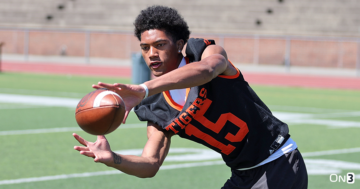 ChadSimmons_'s tweet photo. 2026 WR Chris Henry, Jr. has already emerged as a national recruit. Over two dozen schools have offered and a couple of top programs stand out early: https://t.co/Que7UJDxg1 (On3+) https://t.co/vKAzcER0gE