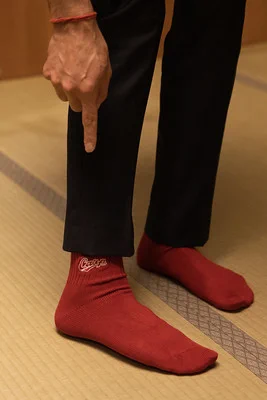 Ｇ７広島サミット開幕！　岸田首相に、張り切って真っ赤なカープ靴下を見せる英国のスナク首相が、可愛らしすぎる件。