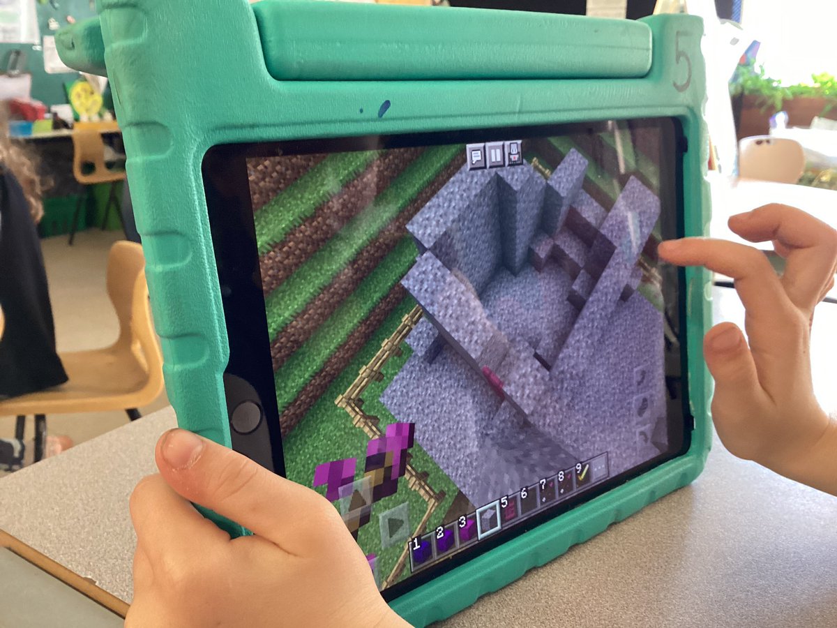 Future contractors designing homes with #MinecraftEducation at Salem Elementary!