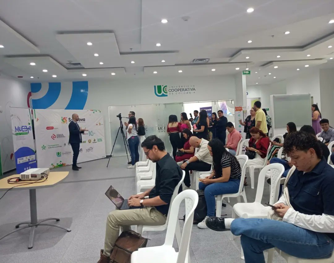 ComSocial_udes's tweet photo. @ComSocial_udes participa a esta hora en el cubrimiento del inicio de los talleres del proyecto MuEBTe Santander donde la @udes_oficial es el ente ejecutor y nuestro programa el apoyo en comunicaciones 🤩👏🏼

@TellezYadira
@Enf0que_Digital
@MemesUDES

#SoyComunicadorUDES https://t.co/X4ouZUam2B