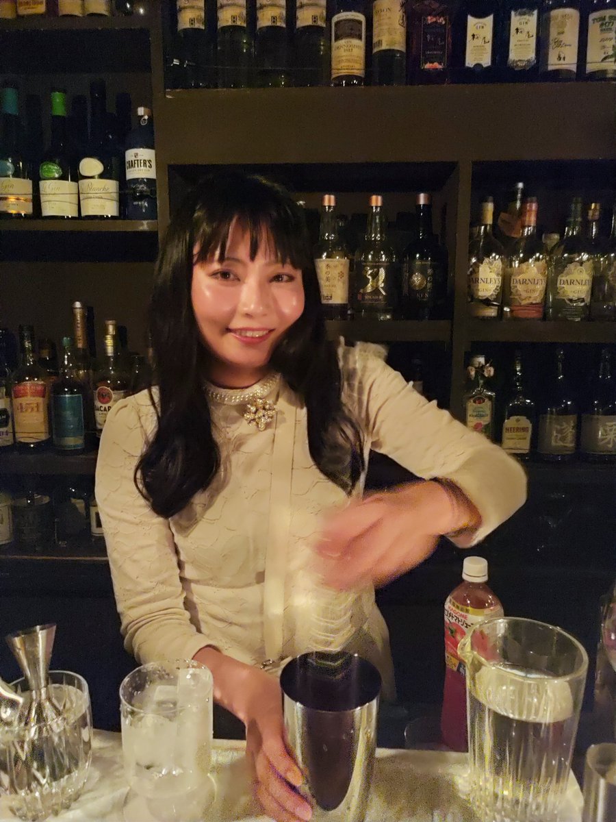 snowplanet22's tweet photo. サウナ後に小岩まで
みーちゃんがゲスト登場という事で
木曜日サウナバーを訪問

確かに女神は降臨して
オリジナルカクテル(煉獄の悪魔👿)の仕上げでハバネロロウリュ5杯(滴)もらってきました😄ピリ辛のトマト🍅カクテル

おふろの国で働くサウナーさんとも知り合いになって、出会いに感謝です✨ https://t.co/i1hdg3fgoQ