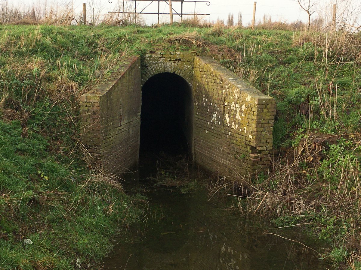 wsrivierenland's tweet photo. De barones en het water; we herstellen een monumentale sluis uit 1861 op het ‘eiland van #Nederhemert-Zuid’. Met een rol voor de barones, in de regio waar de oudste wortels van ons waterschap liggen.

👉 https://t.co/pdJXoyVeiw

#throwbackthursday #750jaarwaterschap #erfgoed https://t.co/uu2Cq0VvqK