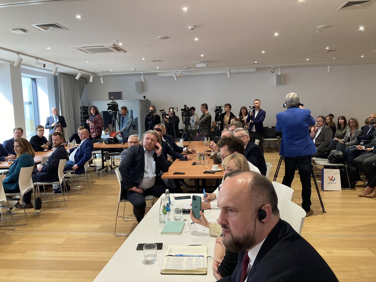 Jak usprawniać rozwój Wielkopolski dzięki #FunduszeUE? 
Spotkanie z interesariuszami sprawiedliwej transformacji w Koninie to ostatni punkt pierwszego dnia wizyty komisarza @TimmermansEU w Polsce.

@RegioPoland