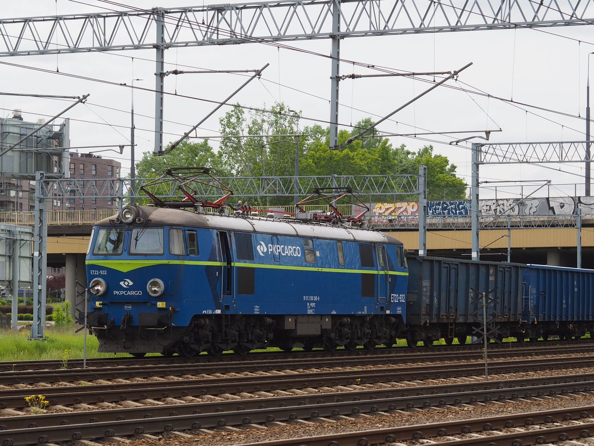 krzysiek_em's tweet photo. widocznie za Ludmiłą pantografy, to patyki #ET22-932 z węglarkami oczekującej na wjazd na sąsiednim torze #fotografiakolejowa https://t.co/QI6pPrWdQF
