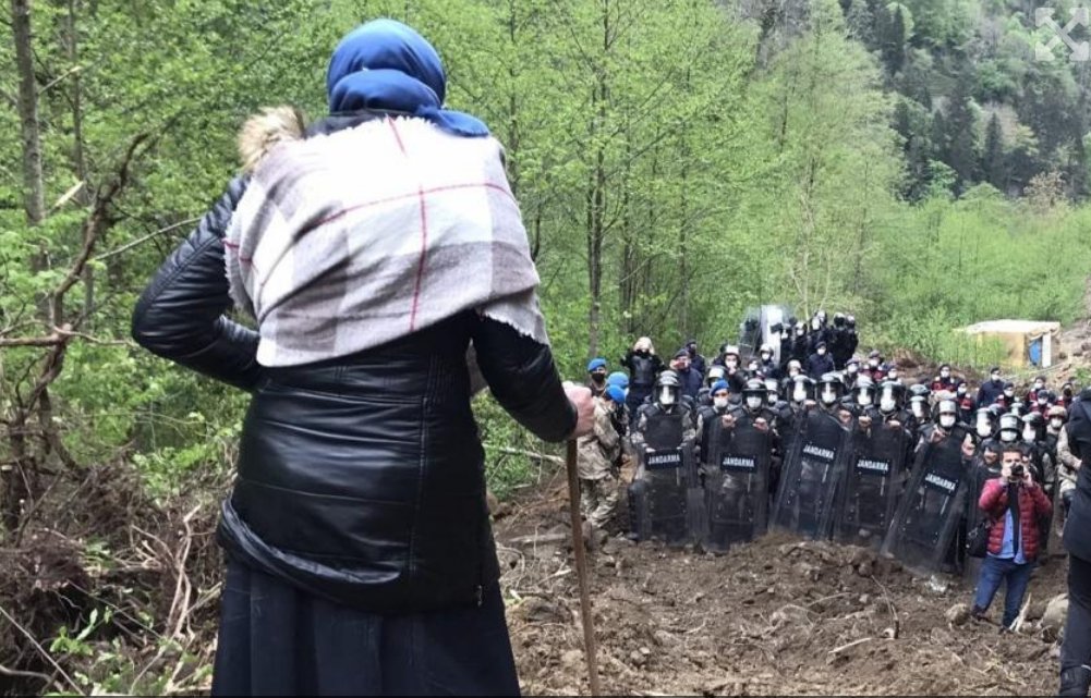 İkizdere'yi hatırladınız mı?

Cengiz İnşaat taş ocağı yapmak için doğa katliamı yapmıştı..

Bütün muhalefet yöre halkına destek olup aylarca direnmişti

İşte o İkizdere halkı Erdoğan'a %86 oy vermiş