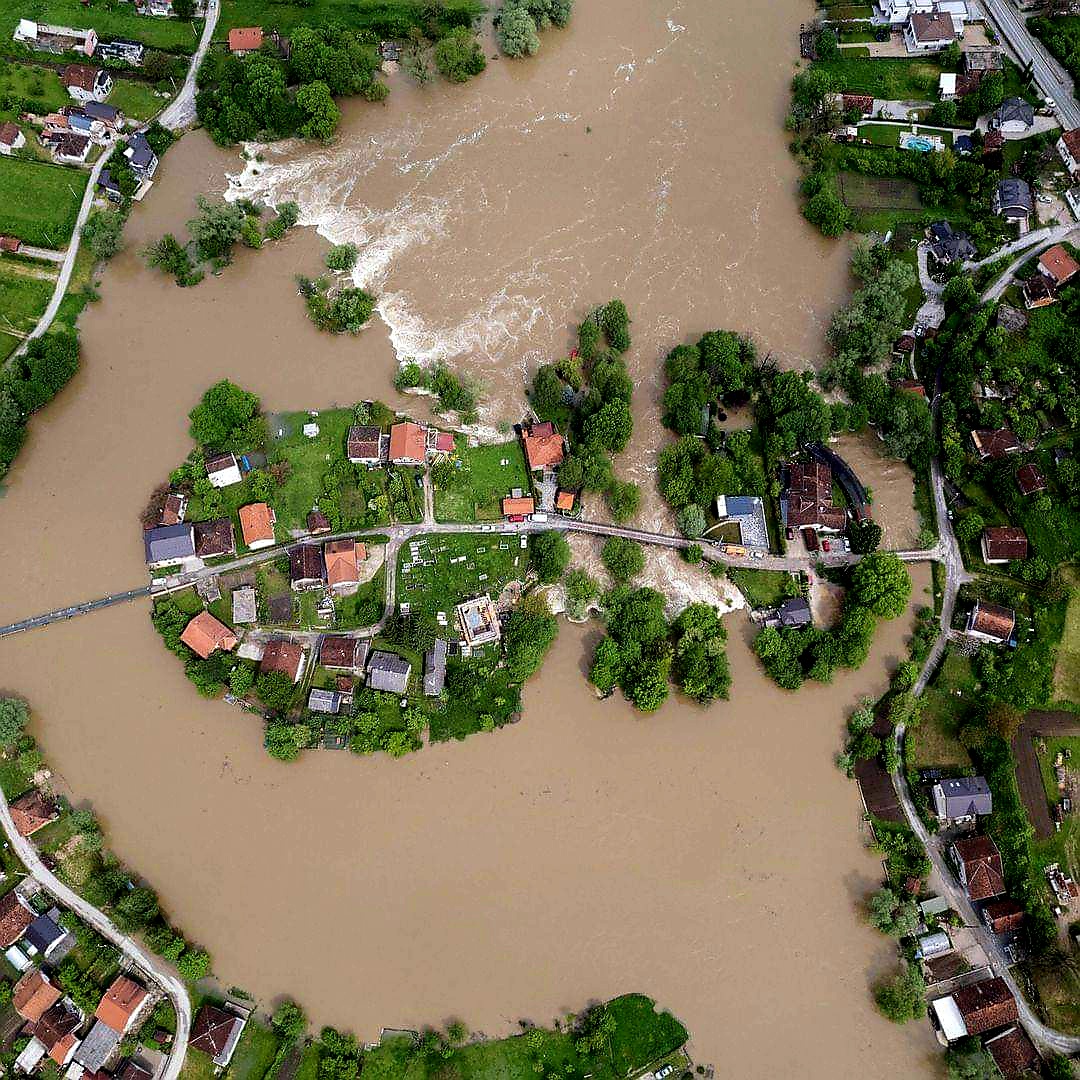 veladzic_adx's tweet photo. WARNING🔵🚱
#localpopulation #migrants,#refugess with small #kids are not #aware of the #danger rivers #Una,#Korana,#Kupa all area floods and extremely high water levels
protect kids do not risk!
🙏
@Pontifex
@EpicocoLM
@davidebanzato
@donTonio66
@aubreymcfato https://t.co/BLTgVeXaJG