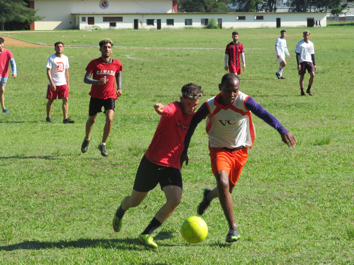 Mañana futbolística en la #UCLVnuestra  como parte de los juegos Criollos, las facultades de Ciencias Agropecuarias y Ciencias económicas se enfrentan, que gane el mejor 😊⚽️ 
#YoSoyUCLV