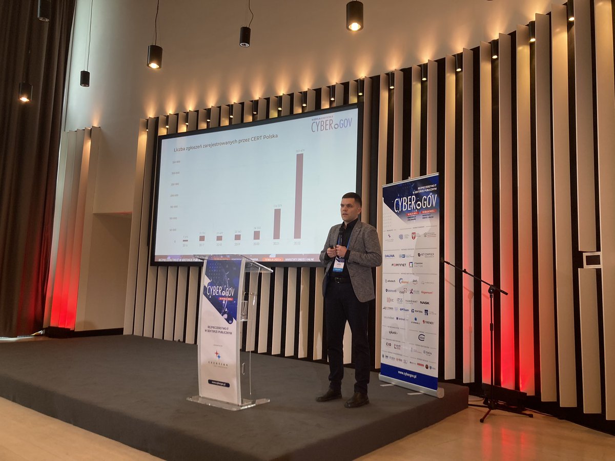 CERT_Polska's tweet photo. - Lista ostrzeżeń @CERT_Polska blisko 21 mln razy uchroniła użytkowników internetu przed skutkami wejścia na strony o charakterze wyłudzającym. Ranga listy wzrośnie po przyjęciu tzw. ustawy antyspoofingowej - podkreśla kierownik zespołu Sebastian Kondraszuk podczas #CyberGov https://t.co/RDlXKhuokr