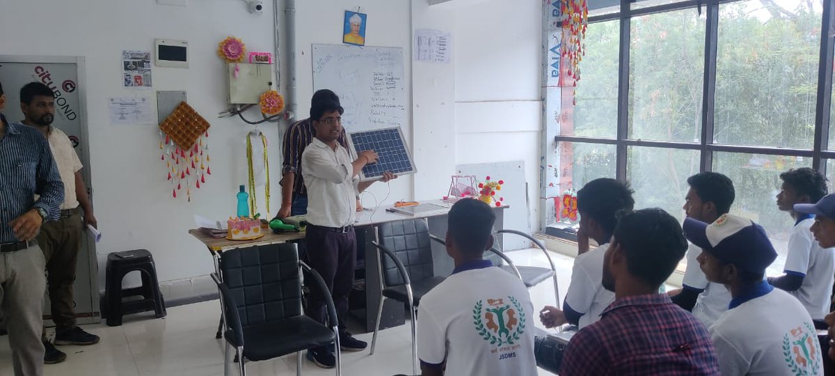 eAnkitPandey's tweet image. This is where Urja Mitra scheme was leveraged, empowering youth of Jamtara with necessary knowledge &amp;amp; skills in solar technology.

With urgent need to transition to renewable energy sources, initiatives that focus on providing practical skills and knowledge to youth are crucial.