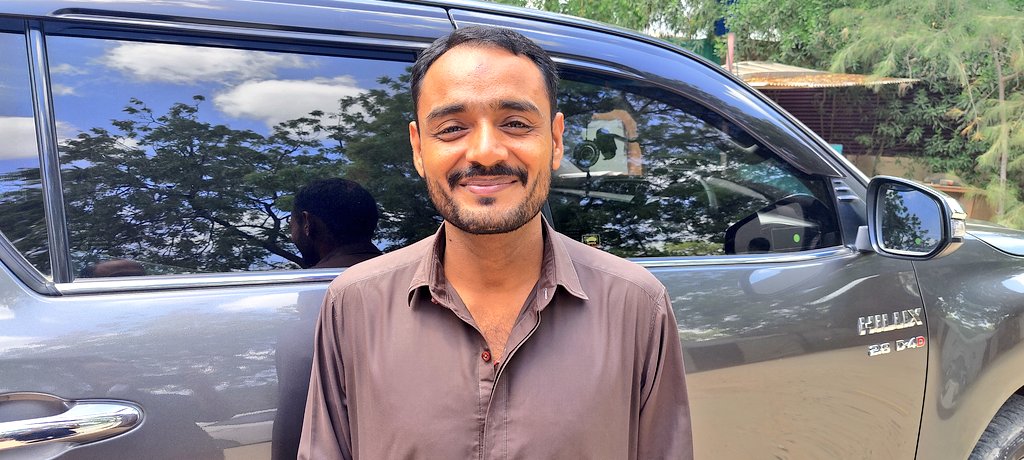 JavedMahar7's tweet photo. His smile is beautiful expression of resilience, strength &amp; hope.
40 days of solitary confinement for such a crime which they never committed. Please meet happy and innocent driver #LahootiGhulamAli who is proud son of a great father.
ڏکيا لنگھيا ڏينھڙا سند۽،
آھي سکن سندي تياري. https://t.co/ewzOjP8Jfq