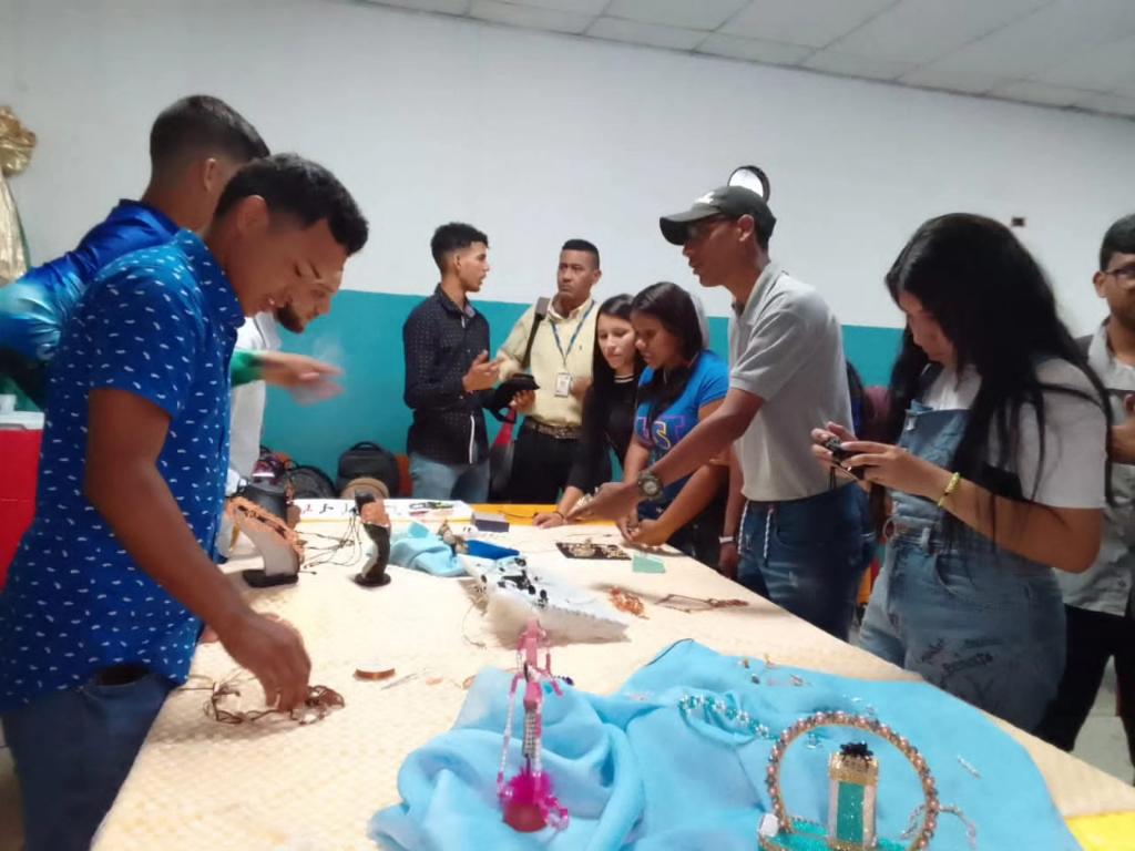 Desde la UPT del Estado Bolívar sede Germania; la <a href="/FveuB/">FVEU BOLÍVAR</a> y la Comisión de Educación Universitaria de la JPSUV, estuvo acompañando la Exposición de piezas elaboradas por estudiantes en Orfebrería y Joyería, a su vez participaron en charlas de Interés.

#CooperaciónYSolidaridad