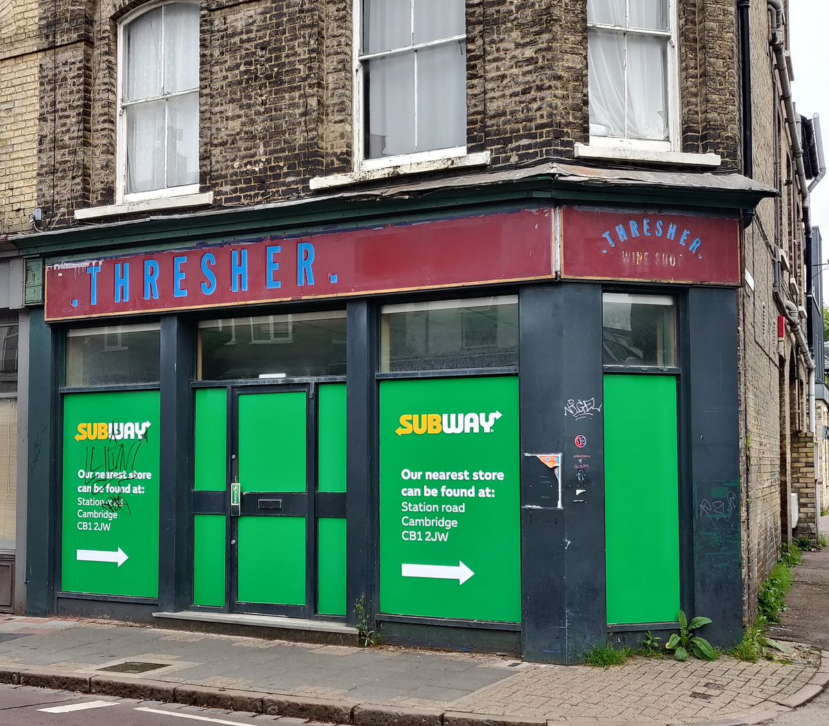 logopopsblog's tweet photo. 👀 Picking up a bottle on the way home? The shadow of this Threshers signage has been revealed on Hills Road, Cambridge

🍷 This logo was used until 2002, with a new and final look introduced before the brand and FQR fell into administration in 2009

📸 @JosephBegley https://t.co/xWXjltyBsd