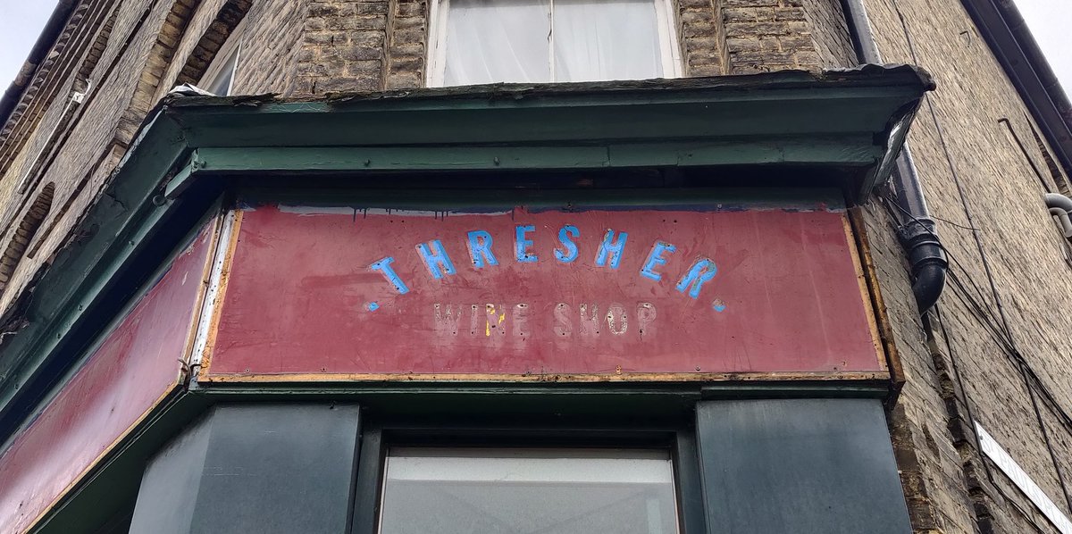 logopopsblog's tweet photo. 👀 Picking up a bottle on the way home? The shadow of this Threshers signage has been revealed on Hills Road, Cambridge

🍷 This logo was used until 2002, with a new and final look introduced before the brand and FQR fell into administration in 2009

📸 @JosephBegley https://t.co/xWXjltyBsd