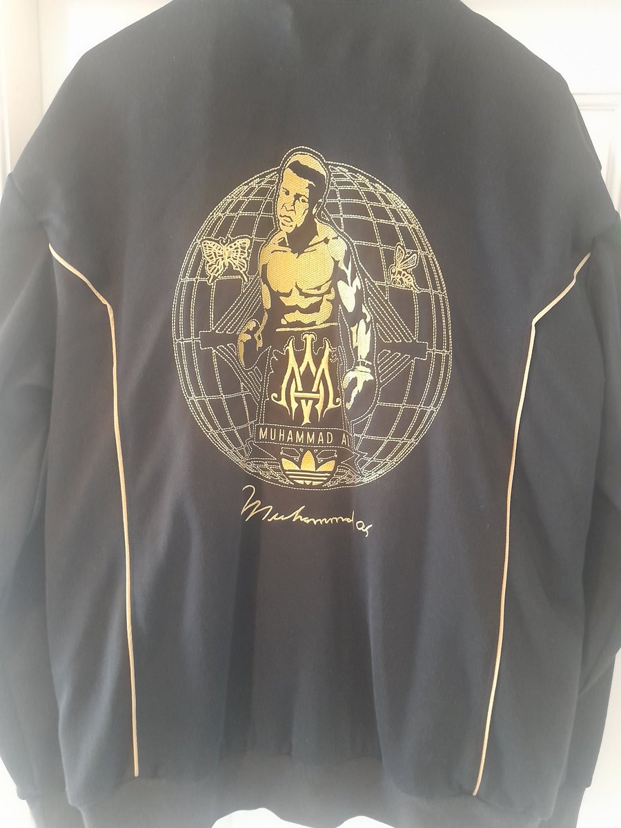 parko75's tweet image. Would anybody like to buy this, hardly ever been worn,xl but fits more like a xxl,heavy duty track top #adidas #tracktop