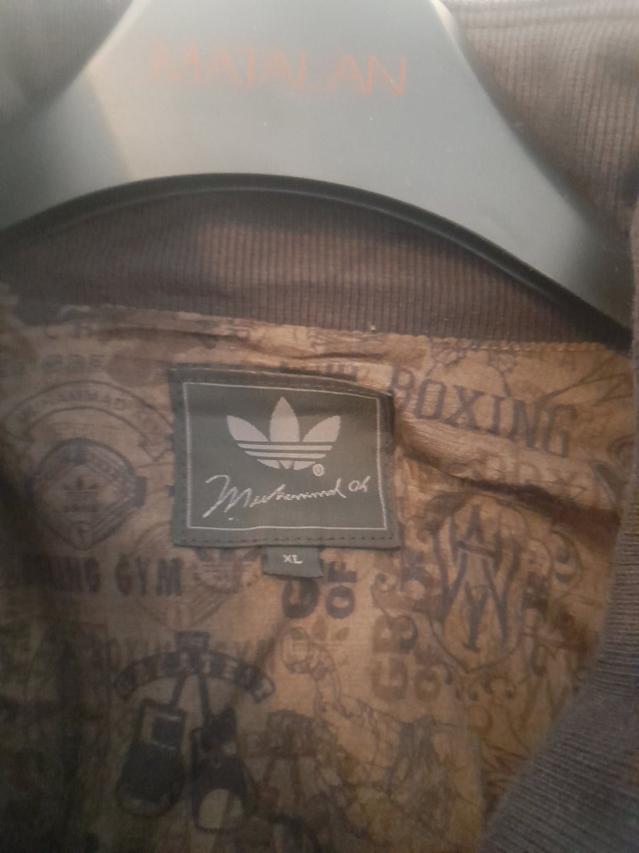 parko75's tweet image. Would anybody like to buy this, hardly ever been worn,xl but fits more like a xxl,heavy duty track top #adidas #tracktop