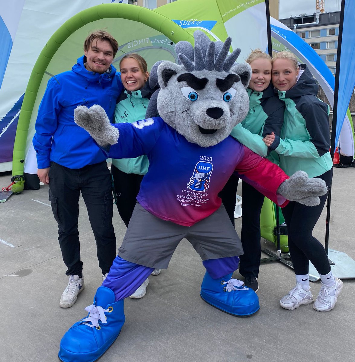 SUEK_FINCIS's tweet photo. Jääkiekon MM-kisoissa reilua peliä. SUEK esittelee toimintaansa Suomen alkusarjan pelipäivinä Fan Zonella, jossa kannattaa käydä testaamassa omia taitoja. Taitavimmat osaajat palkitaan @IIHFHockey vihreillä kiekoilla.
#Together4Integrity #ReilustiParas @2023iihfwm https://t.co/khxpfmBQnf