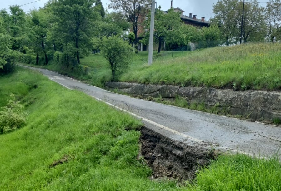 provinciamodena's tweet photo. AGGIORNAMENTO STRADE
๐๐ฎ๐ฅ๐ฅ๐ #sp39 ๐ ๐๐๐ฅ๐๐ ๐๐ง๐จ ๐ข๐ง ๐๐ข๐ซ๐๐ณ๐ข๐จ๐ง๐ ๐๐๐ง๐ญ๐ ๐๐ข๐ฎ๐ฅ๐ข๐ ๐ฬ ๐ข๐ฌ๐ญ๐ข๐ญ๐ฎ๐ญ๐จ ๐ฎ๐ง ๐ฌ๐๐ง๐ฌ๐จ ๐ฎ๐ง๐ข๐๐จ ๐๐ฅ๐ญ๐๐ซ๐ง๐๐ญ๐จ ๐๐จ๐ง ๐๐ข๐ฏ๐ข๐๐ญ๐จ ๐๐ข ๐ญ๐ซ๐๐ง๐ฌ๐ข๐ญ๐จ ๐๐ข ๐ฆ๐๐ณ๐ณ๐ข ๐ฉ๐๐ฌ๐๐ง๐ญ๐ข
#AllertaMeteoER #AllertaMeteo https://t.co/wn1qNsmsXp