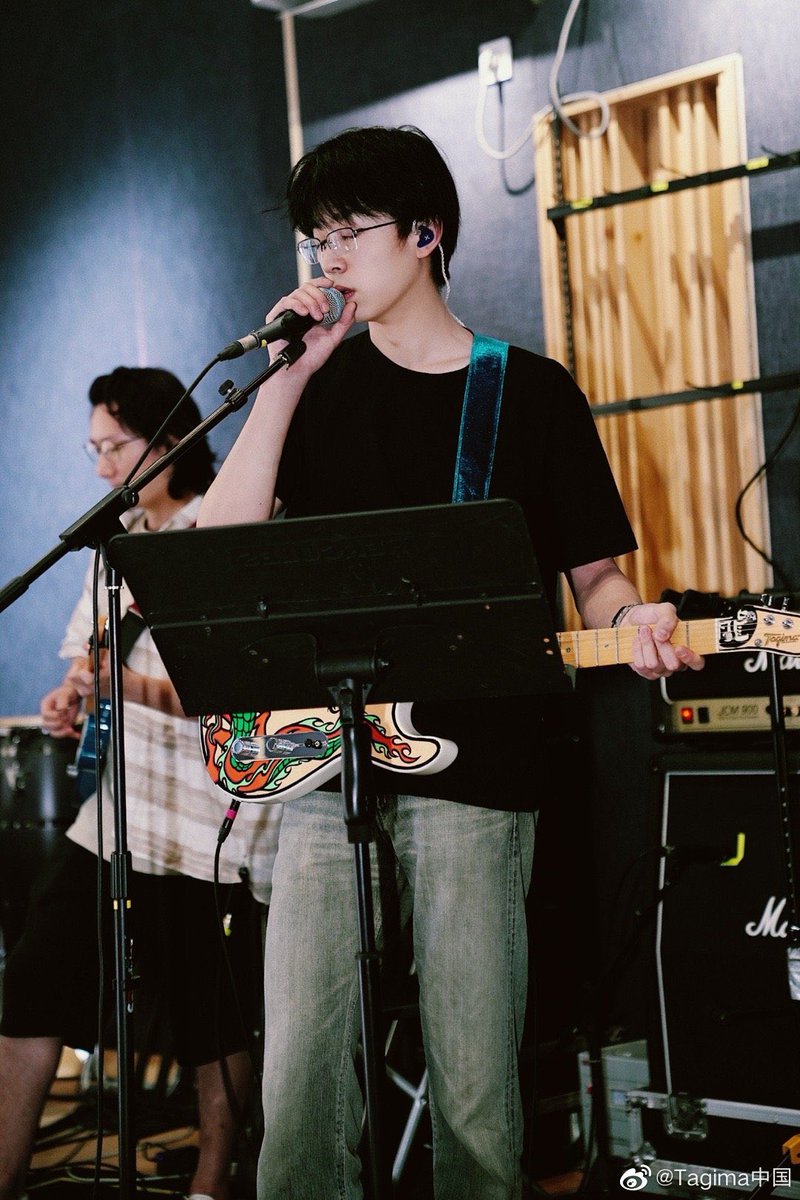 forzjyth's tweet photo. ꕊ◞18·05·2023 ⤾·Tagima 中国Weibo 🔔

˚꒰🎸• ได้รับคำสรรเสริญ “มังกร” ของทุกคนแล้ว! Tagima China Dragon LTD กีตาร์ทำมือ Limited Edition ของมังกรจีน ที่ศิลปิน Marcinho Eiras  Global Spokesperson ของ Tagima มอบให้กับ Allen Eden ผู้จัดการการตลาด

#张嘉元 #ZHANGJIAYUAN #จางเจียหยวน https://t.co/25SpsiNJOq