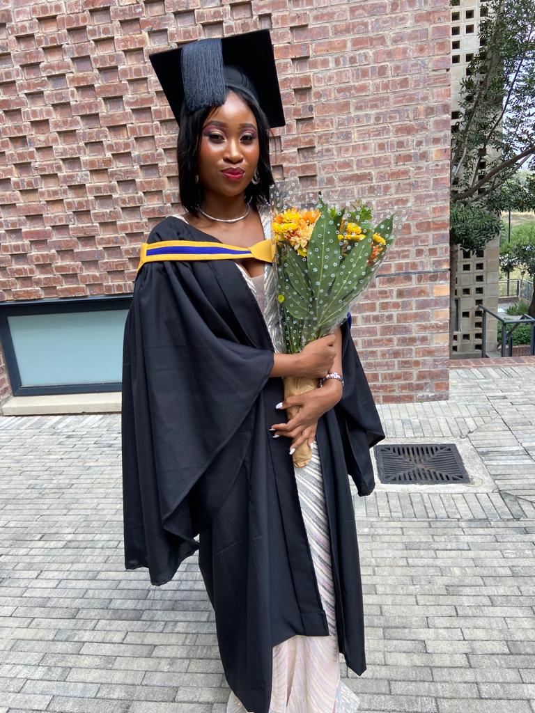 mwelimasilela's tweet photo. One of the most devastating stories ever. 22 year-old Khomotso Mafolo from Motlolo village in Burgersfort Limpopo lost 3 family members who were on their way to attend her graduation ceremony at the University of Mpumalanga this past Saturday. Their car collided with a truck... https://t.co/QadZLCDKuC